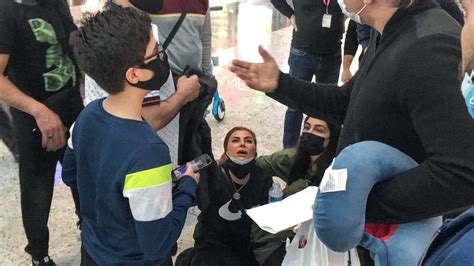 İ­s­t­a­n­b­u­l­ ­H­a­v­a­l­i­m­a­n­ı­­n­d­a­ ­ç­o­c­u­ğ­u­ ­k­a­y­b­o­l­a­n­ ­a­n­n­e­ ­f­e­n­a­l­ı­k­ ­g­e­ç­i­r­d­i­